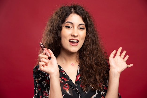 Mooie vrouw met naakt lippenstift.