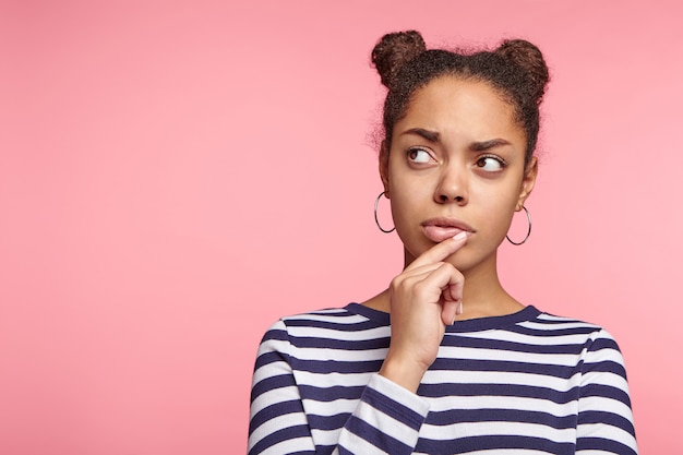 Gratis foto mooie vrouw met ruimtebroodjes en gestreept overhemd