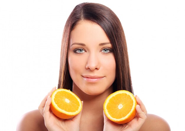 Mooie vrouw met sinaasappel in handen