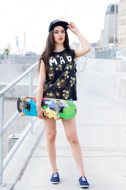Mooie vrouw met skateboard
