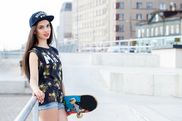 Gratis foto mooie vrouw met skateboard