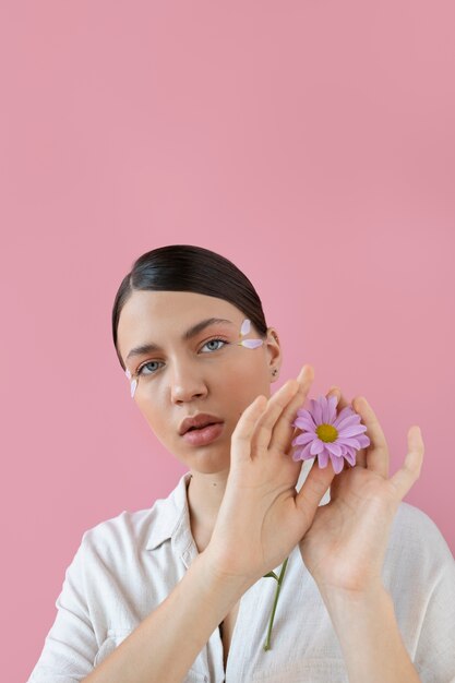 Gratis foto mooie vrouw met trendy kapsel