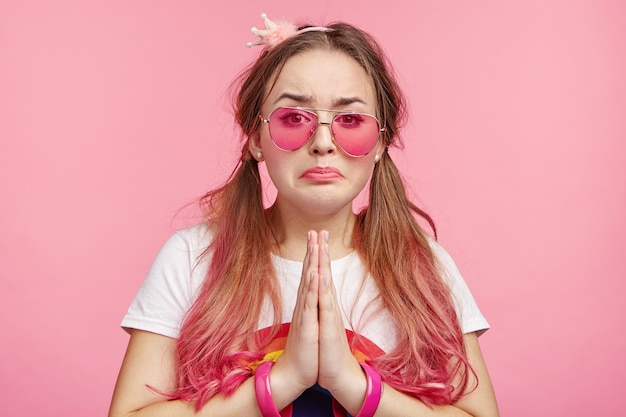 Mooie vrouw met trendy roze zonnebril