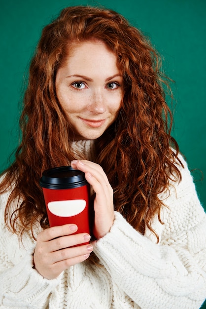 Gratis foto mooie vrouw met wegwerp mok koffie
