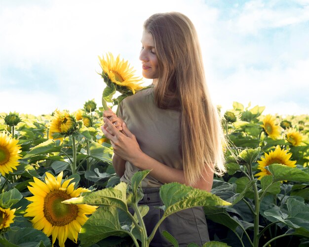 Mooie vrouw met zonnebloem