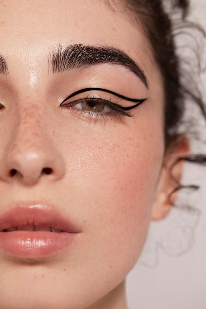 Gratis foto mooie vrouw met zwarte eyeliner