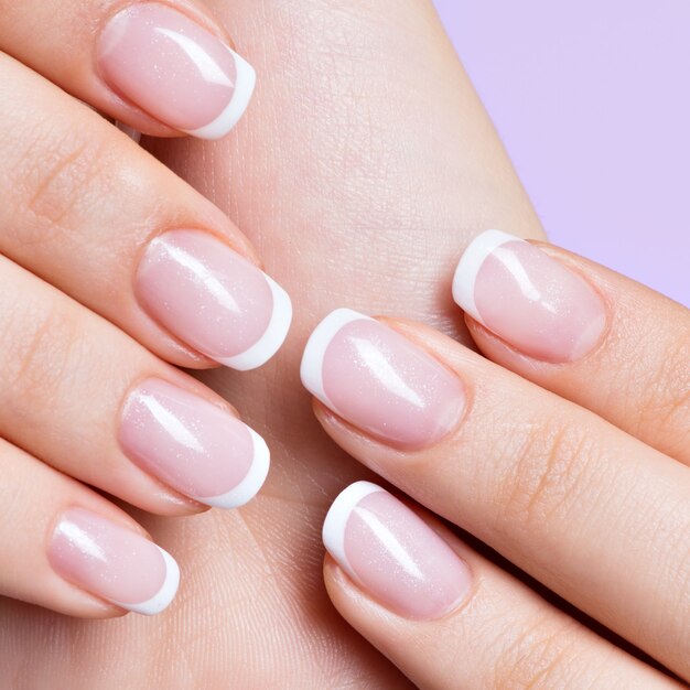 Mooie vrouw nagels met mooie Franse witte manicure