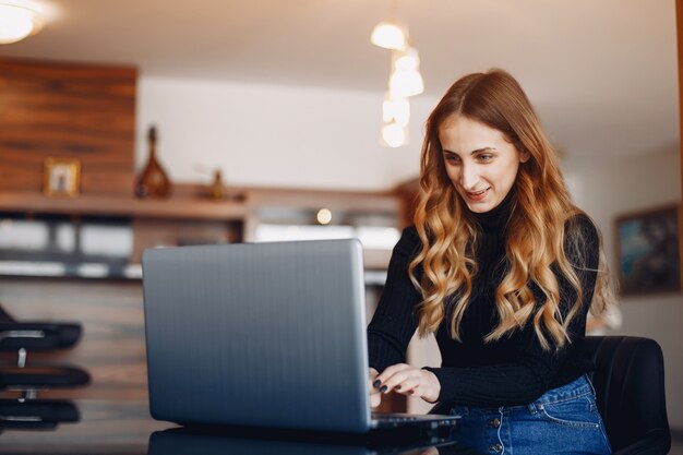 Mooie vrouw om thuis te zitten met laptop