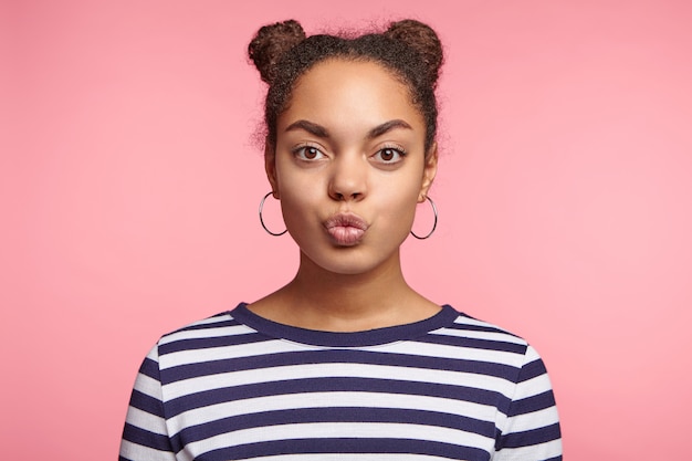 Mooie vrouw oorbellen en gestreepte trui dragen