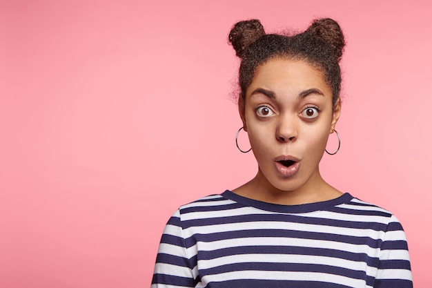 Mooie vrouw oorbellen en gestreepte trui dragen