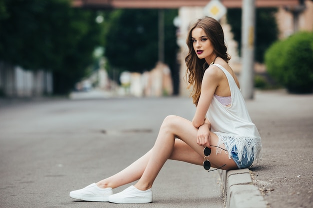 Mooie vrouw poseren in de stad op straat