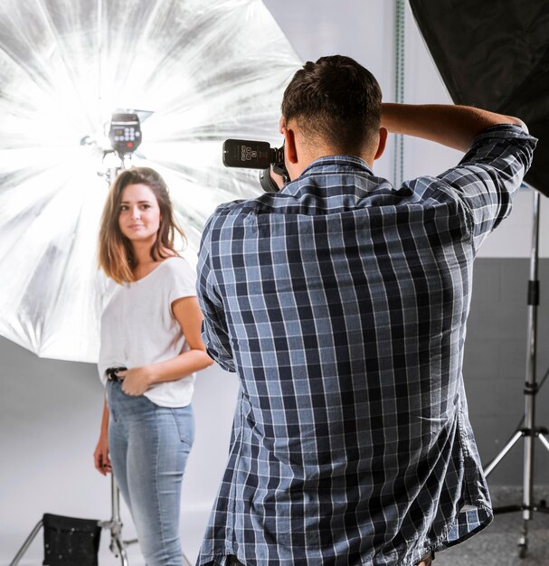 Mooie vrouw poseren in studio