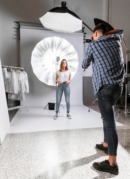 Mooie vrouw poseren in studio