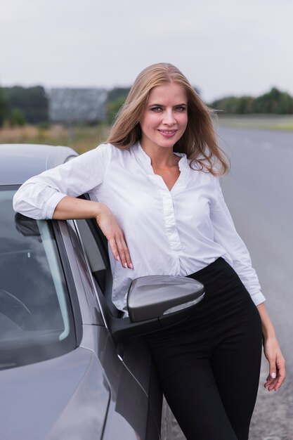 Mooie vrouw poseren voor de camera