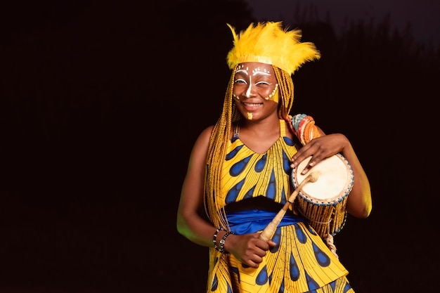 Mooie vrouw 's nachts bij Carnaval