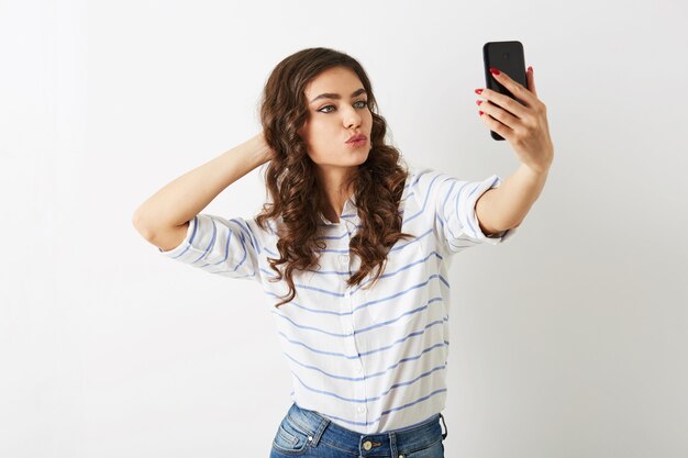 Mooie vrouw selfie foto maken op mobiele telefoon, glimlachen, geïsoleerd, knipogen,