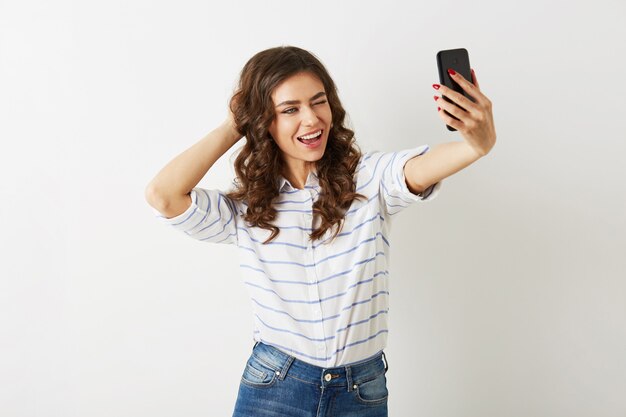 Mooie vrouw selfie foto maken op mobiele telefoon, glimlachen, geïsoleerd, knipogen,