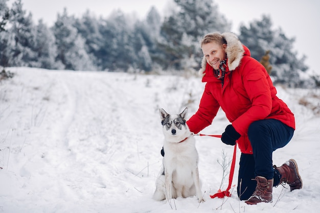 Mooie vrouw speelt met een hond