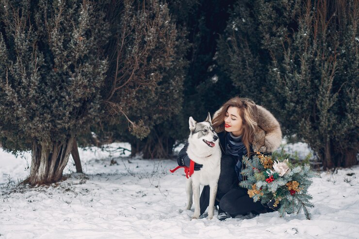 Gratis Foto mooie vrouw speelt met een hond