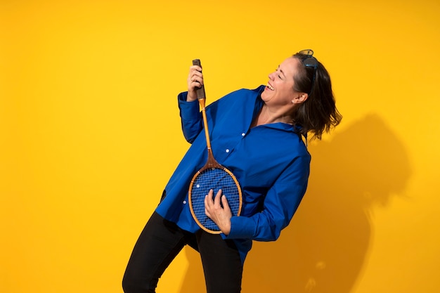 Mooie vrouw van middelbare leeftijd die plezier heeft