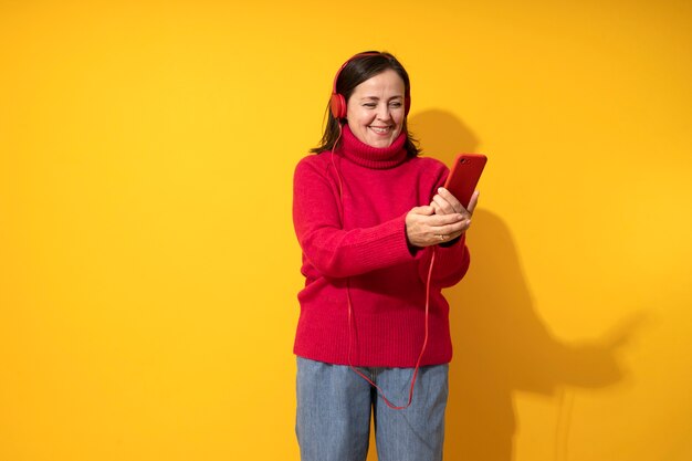 Mooie vrouw van middelbare leeftijd die plezier heeft