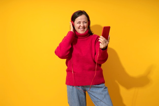 Gratis foto mooie vrouw van middelbare leeftijd die plezier heeft