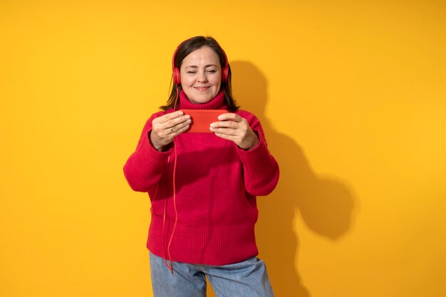 Mooie vrouw van middelbare leeftijd die plezier heeft