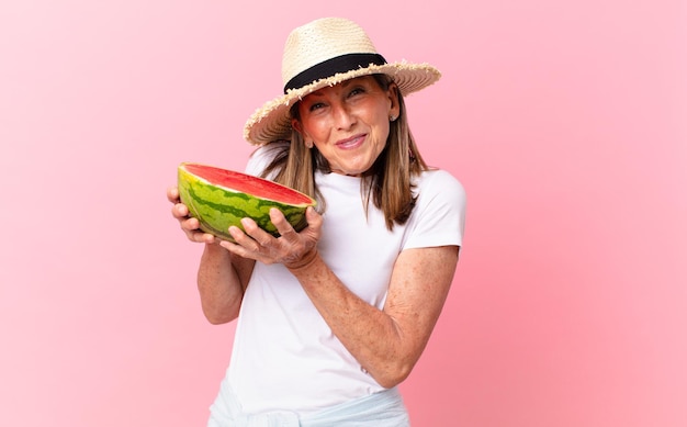 Mooie vrouw van middelbare leeftijd met een watermeloen. zomer concept Premium Foto