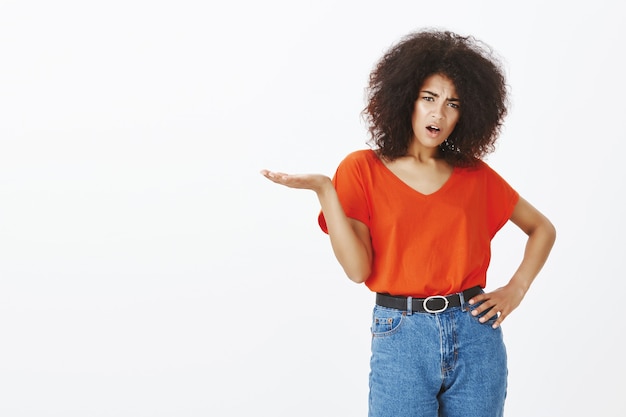 Mooie vrouw verward met afro kapsel poseren in de studio