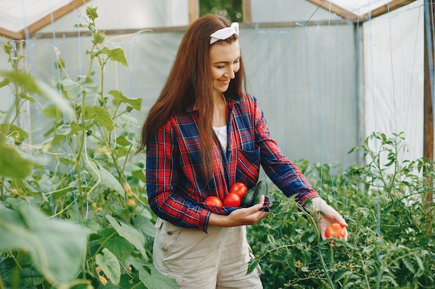 Mooie vrouw werkt in een tuin