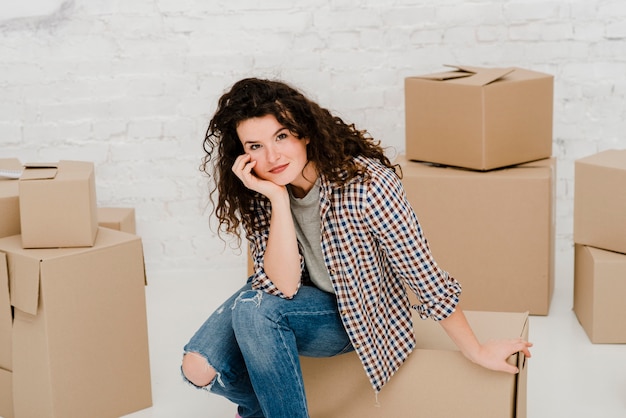 Mooie vrouw zittend op doos