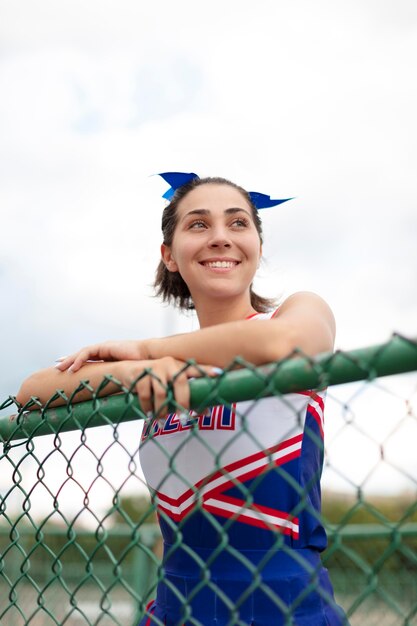 Mooie vrouwelijke cheerleader in schattig uniform