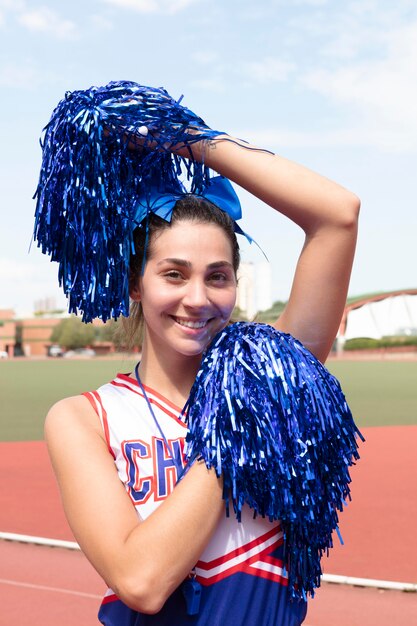 Mooie vrouwelijke cheerleader in schattig uniform