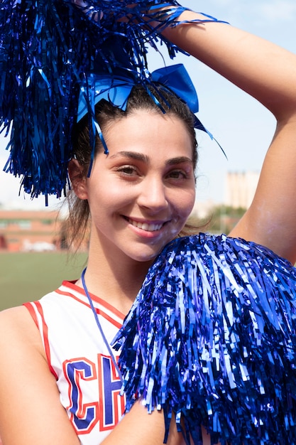 Mooie vrouwelijke cheerleader in schattig uniform