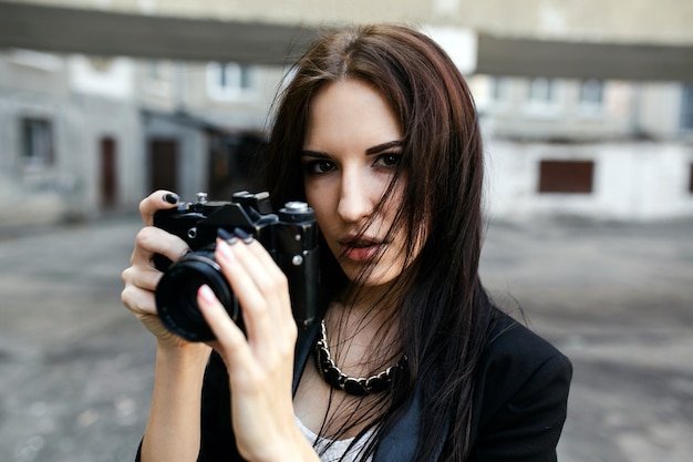 Mooie vrouwelijke fotograaf poseren met camera