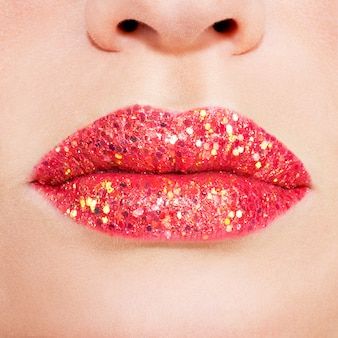 Mooie vrouwelijke lippen met glanzende rode glans lippenstift