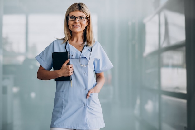 Mooie vrouwelijke therapeut in de kliniek