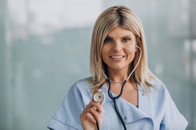 Gratis foto mooie vrouwelijke therapeut in de kliniek