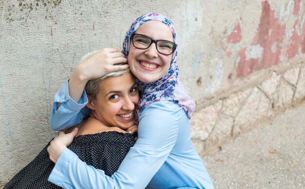 Mooie vrouwen die een knuffel delen