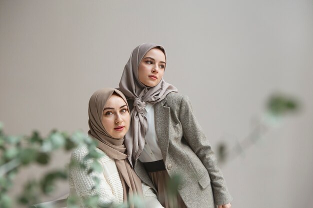 Mooie vrouwen die hijab dragen