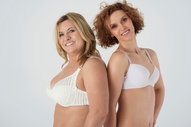 Mooie vrouwen die lingerie dragen en zich op hun gemak voelen