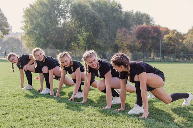 Gratis foto mooie vrouwen die opwarmingsoefening doen