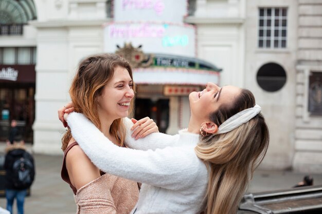 Mooie vrouwen die samen quality time doorbrengen