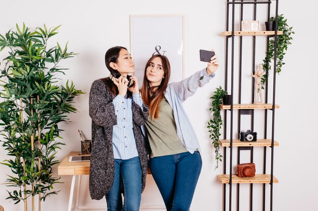 Mooie vrouwen die selfie nemen