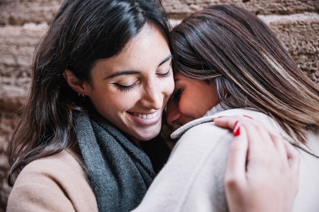 Gratis foto mooie vrouwen in liefde gelukkig omhelzen