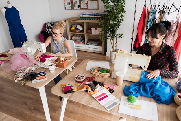 Gratis foto mooie vrouwen in nieuwe zaken