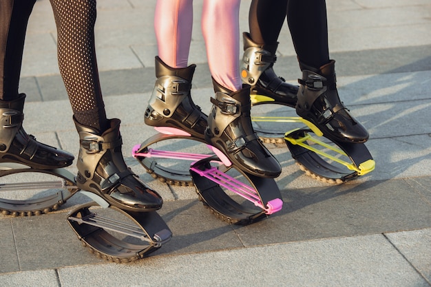 Mooie vrouwen in sportkleding met kangoo jump schoenen