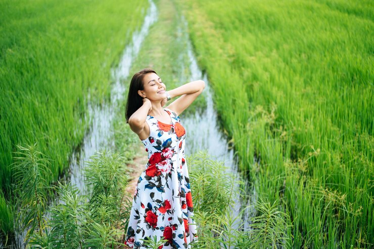 Gratis Foto mooie vrouwen lopen gelukkig over de weide