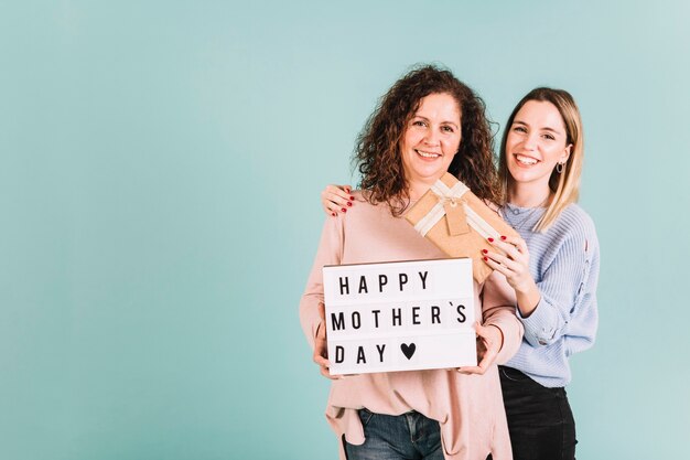 Mooie vrouwen met cadeau en moederdag groet