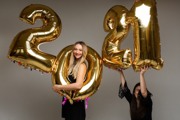 Mooie vrouwen met nieuwjaarsballonnen 2021.